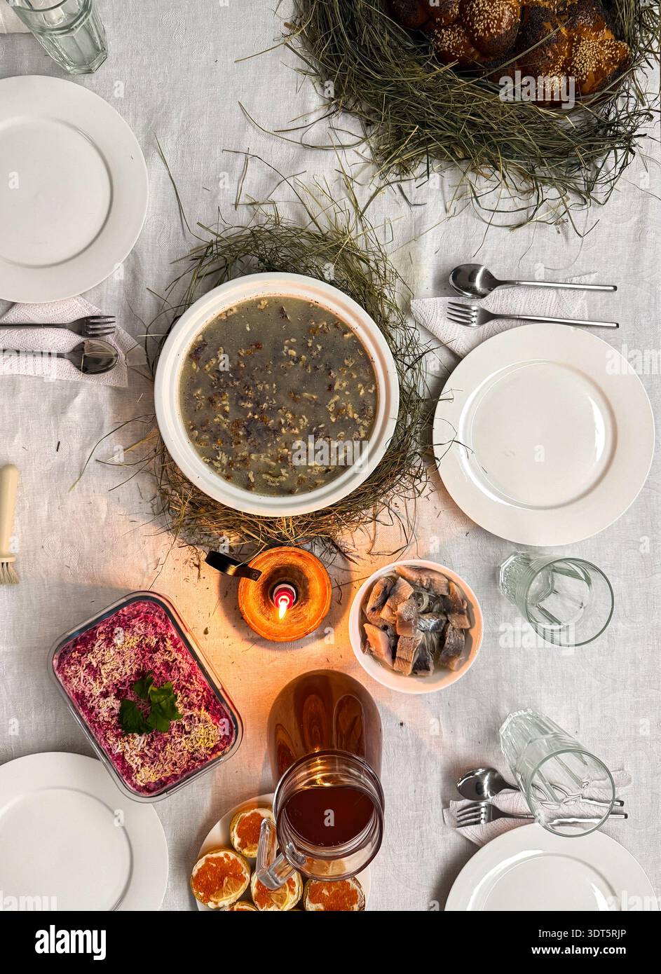 Hausgemachte Saisonale Mahlzeit Mit Rustikalem Charme, Intimes Treffen Mit Herzhafter Suppe Und Herbstlicher Einrichtung Stockfoto