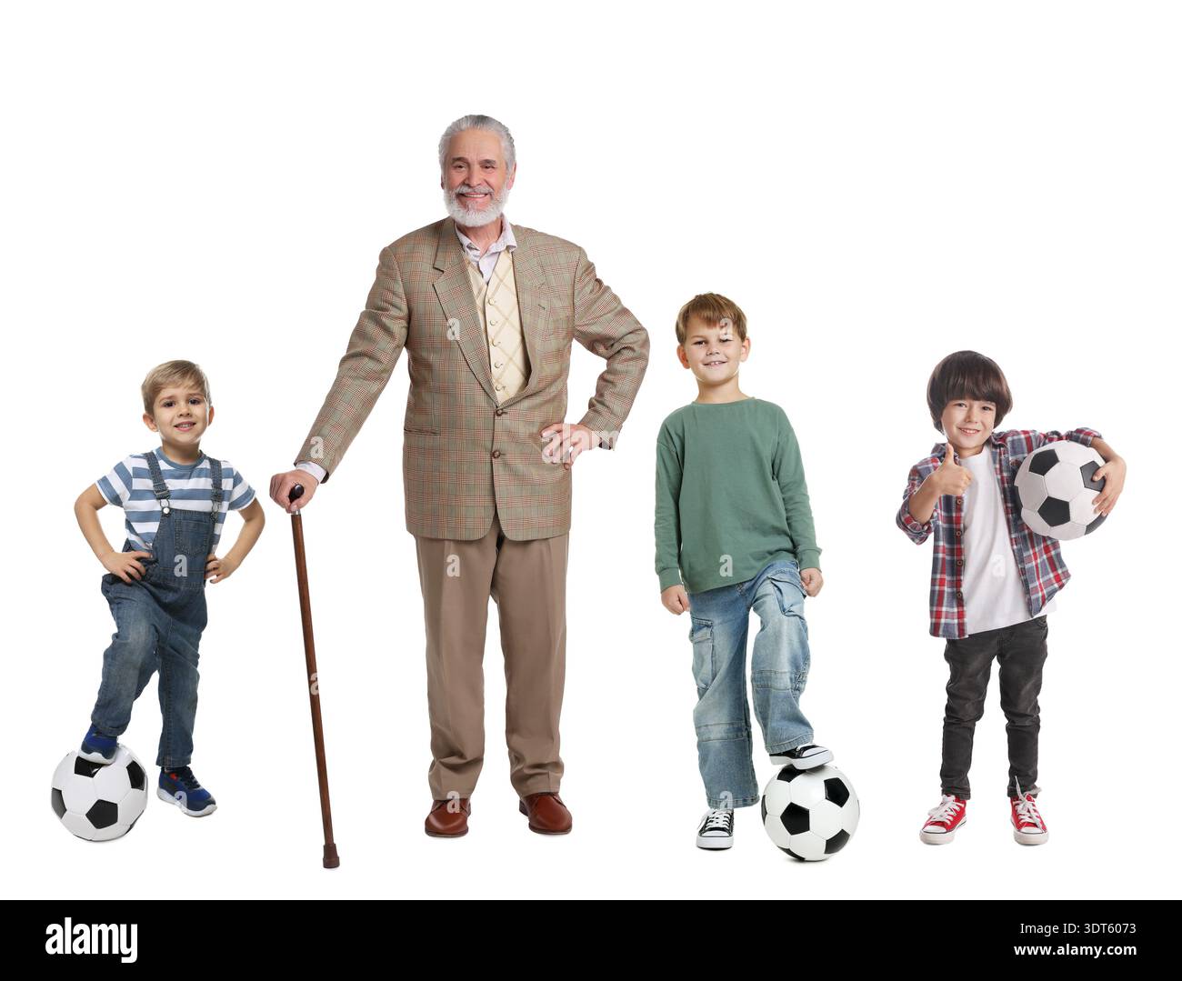 Großvater mit seinen Enkeln spielen Fußball auf weißem Hintergrund Stockfoto