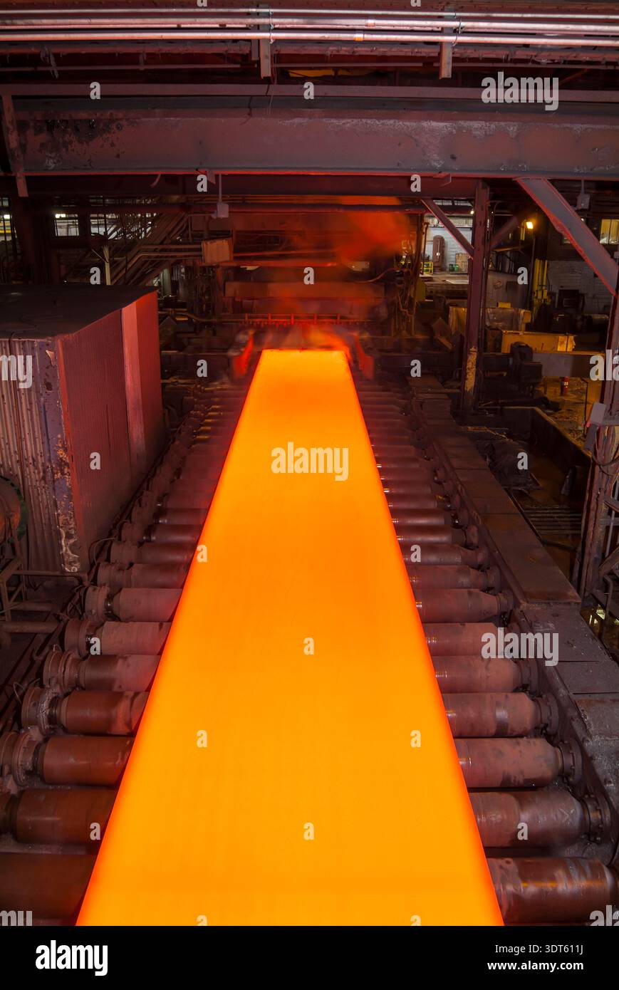 Rot leuchtend gewalzter Stahl im Stahlwerk Pittsburgh, Pennsylvania, USA Stockfoto