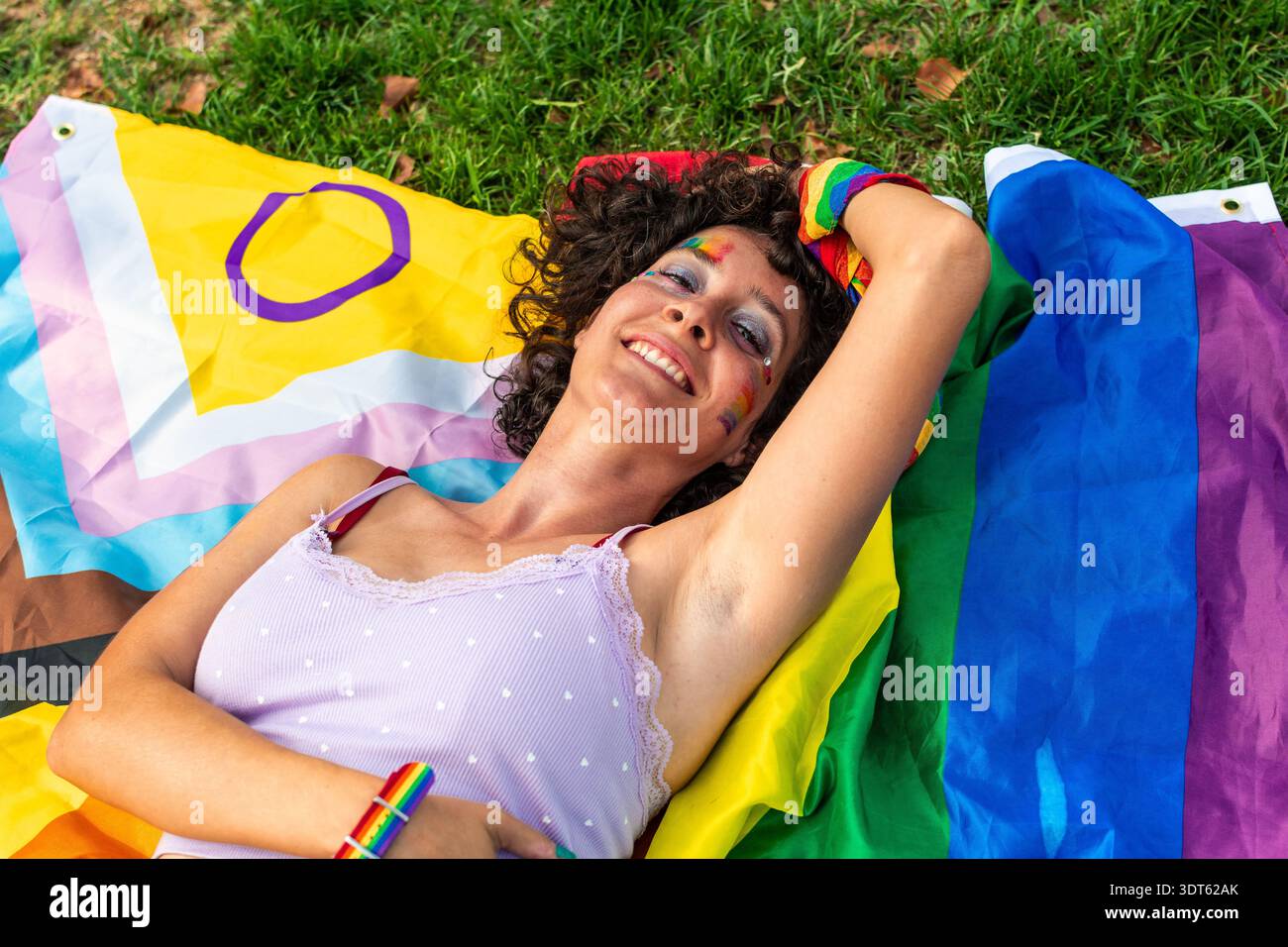 Befähigte Frau, die Stolz auf die Progress Stolz-Flagge ausdrückt Stockfoto