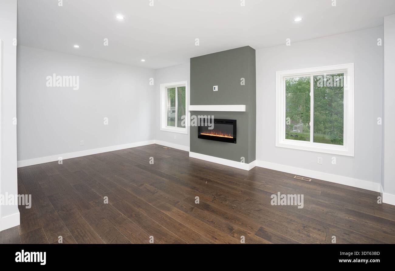 Haus wurde renoviert mit neuen Hartholzböden und einem modernen Kamin Stockfoto