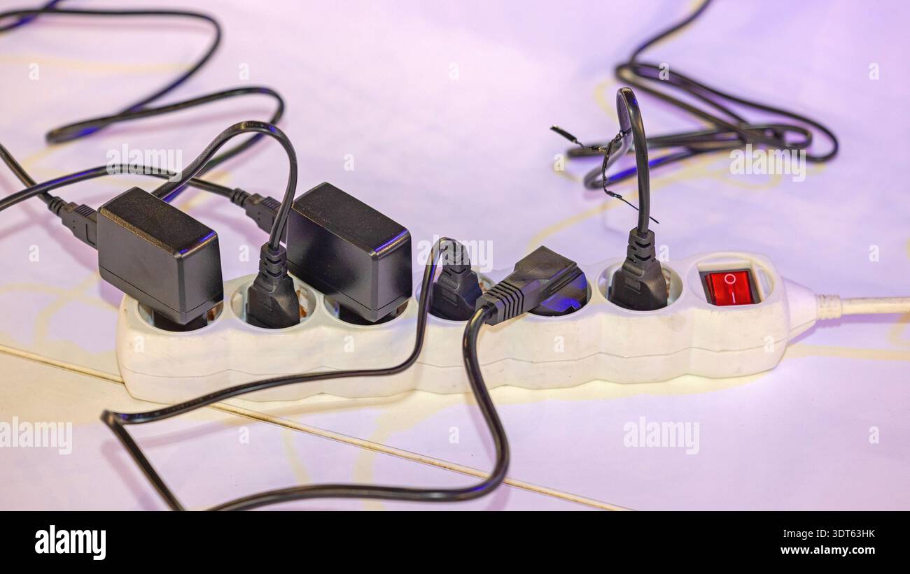 Steckdosenleiste Mit Mehreren Ladegeräten Stecker Verlängerungskabel Überlastung Stockfoto