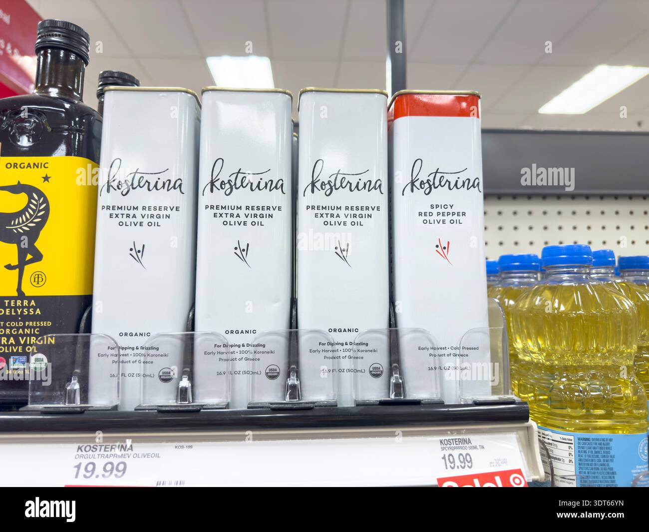 Los Angeles, Kalifornien, USA - 14.08.2024: Ansicht mehrerer Behälter mit Kosterina Olivenöl im Laden. Stockfoto