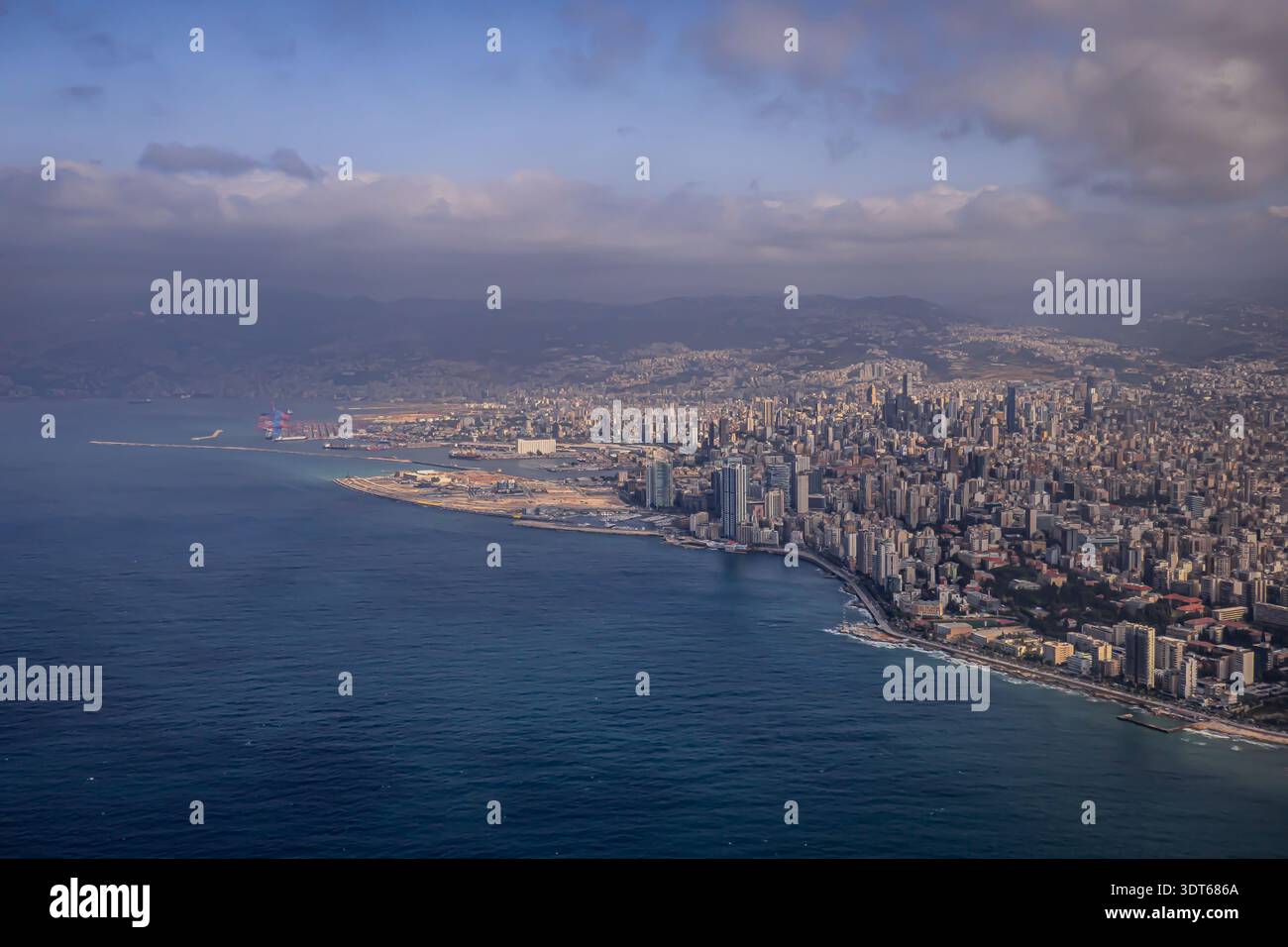 Luftaufnahme der Stadt Beirut und der Mittelmeerküste mit Libanon Mountains, Libanon Stockfoto