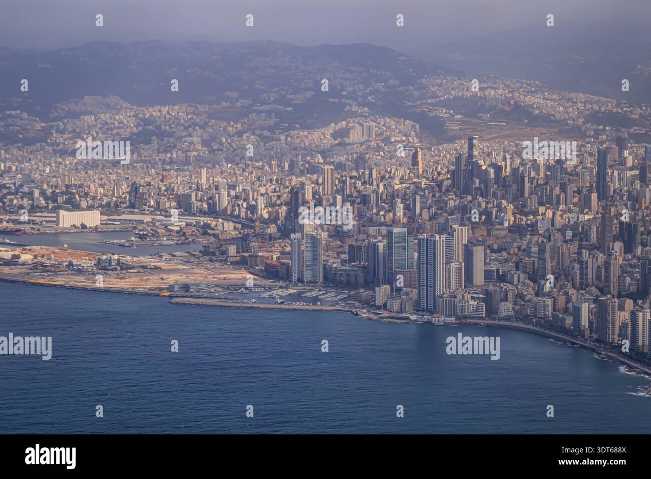 Luftaufnahme der Stadt Beirut und der Mittelmeerküste mit Libanon Mountains, Libanon Stockfoto