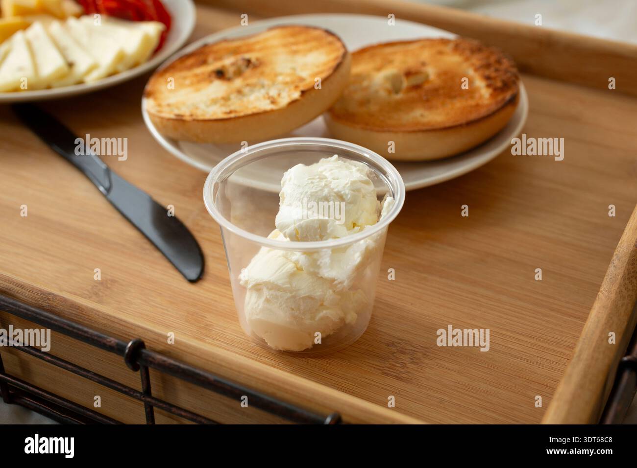 Ein Blick auf eine Portion Frischkäsekugeln in einem kleinen Plastikbecher. Stockfoto