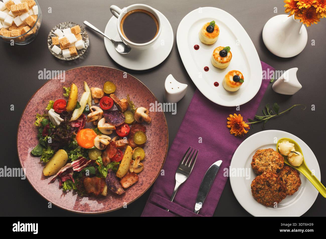 Farbenfrohe Food Collage mit verschiedenen Gerichten und Getränken auf einem dunklen Tisch Stockfoto