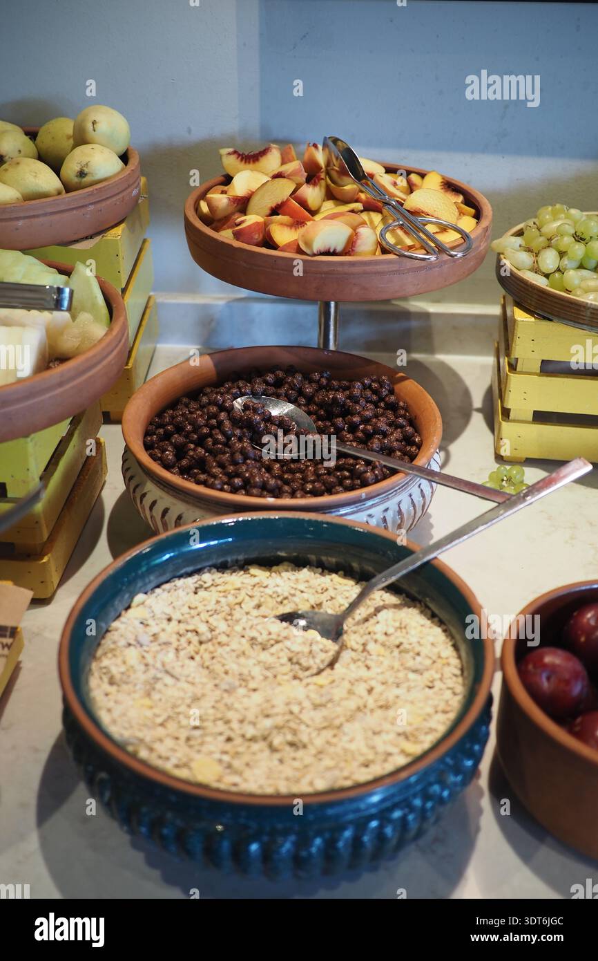 Frisches Obst und Frühstücksoptionen am Buffet Stockfoto