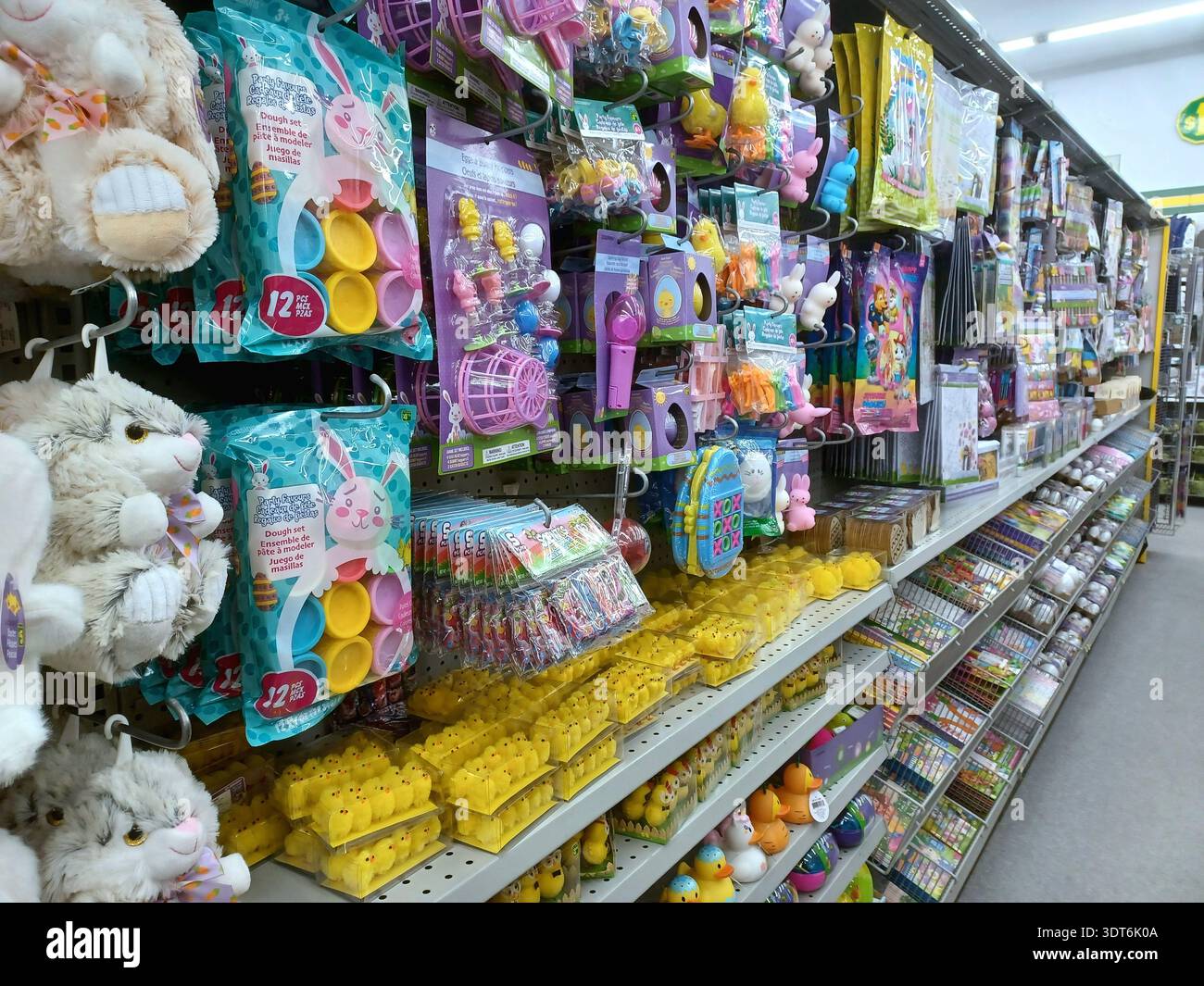 Niagara Falls, ON, Kanada - 8. Dezember 2025: In einem Dollarama-Geschäft gibt es zahlreiche saisonale Waren, die Kunden kaufen können Stockfoto