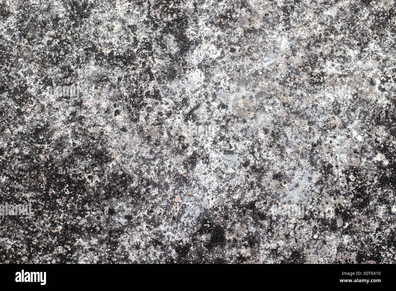 Rauer grauer, strukturierter Hintergrund, der an verwitterten Zement erinnert, mit diagonalen Kratzmustern, granularen Oberflächendetails, unebenen Tönen und robusten Steinen Stockfoto