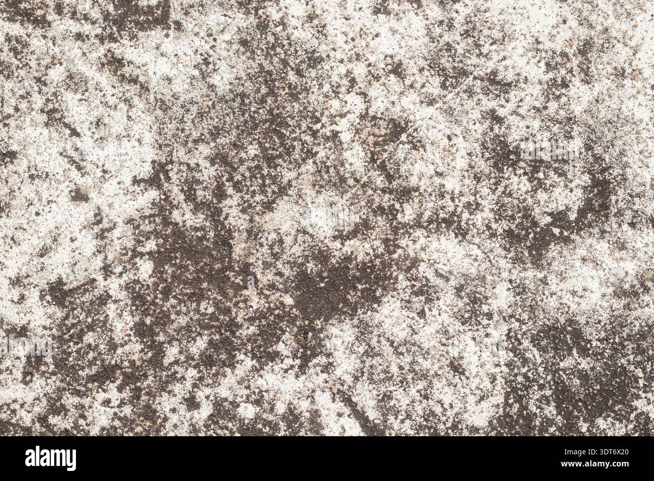 Rauer grauer, strukturierter Hintergrund, der an verwitterten Zement erinnert, mit diagonalen Kratzmustern, granularen Oberflächendetails, unebenen Tönen und robusten Steinen Stockfoto