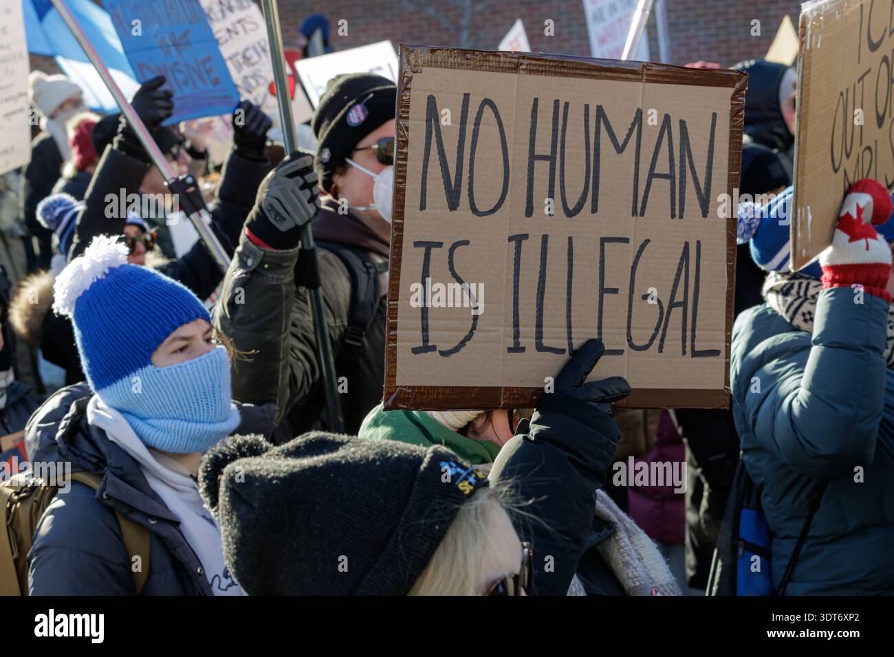 Minneapolis, Minnesota, USA - 31. Januar 2026: Demonstranten marschieren mit dem Schild "KEIN MENSCH IST ILLEGAL" auf dem Anti-Trump-Protest "EIS AUS überall". Stockfoto