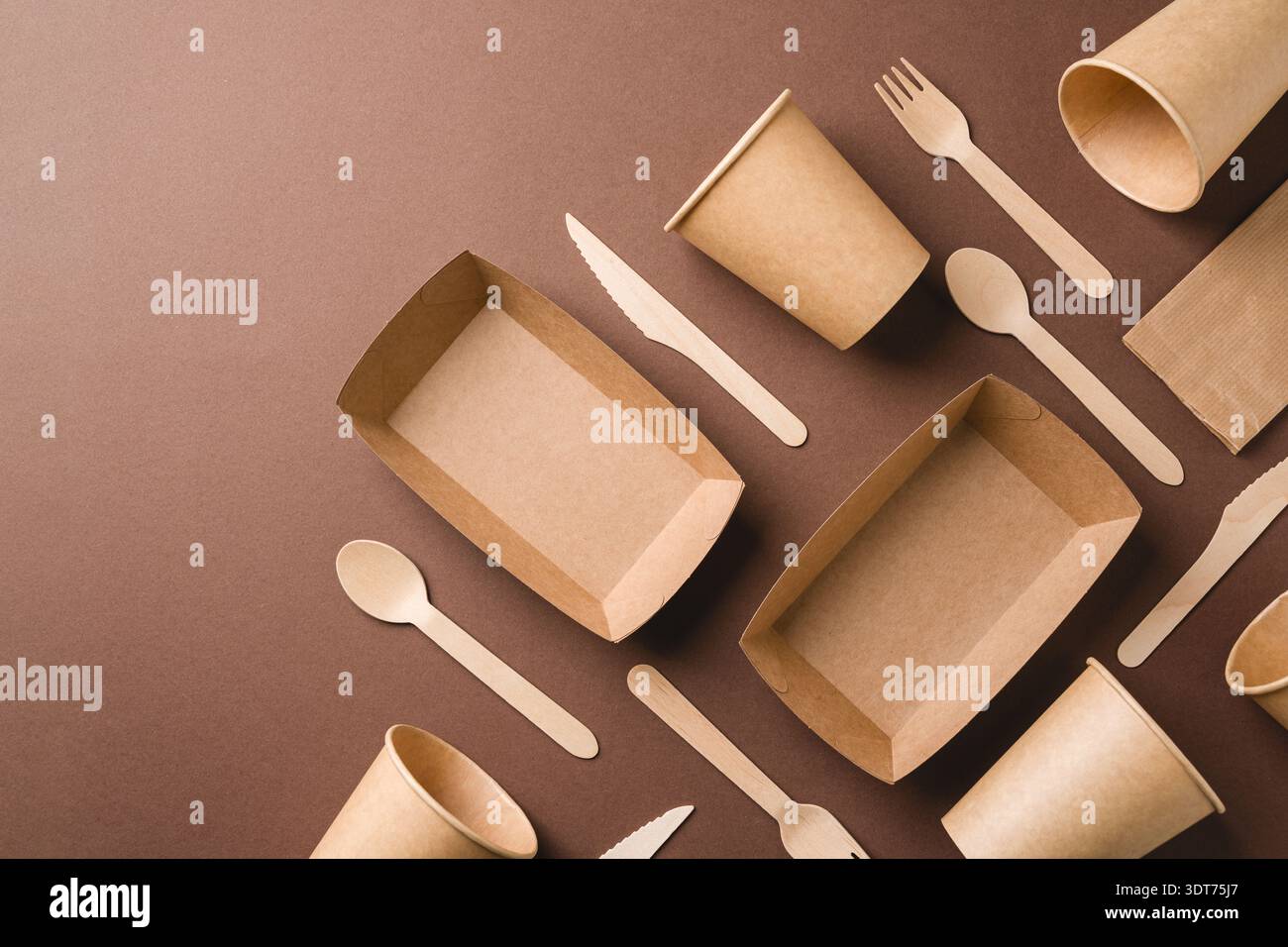 Nachhaltiges Verpackungslayout zum Mitnehmen mit Holzbesteck Stockfoto