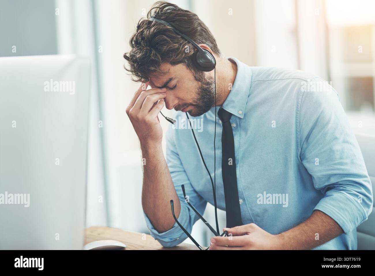 Computer, Kopfschmerzen oder Mann mit Headset im Callcenter, Fehlersuche oder Fehler im Client-System. Kundenbetreuung Stress, Migräne oder Erreger mit Stockfoto