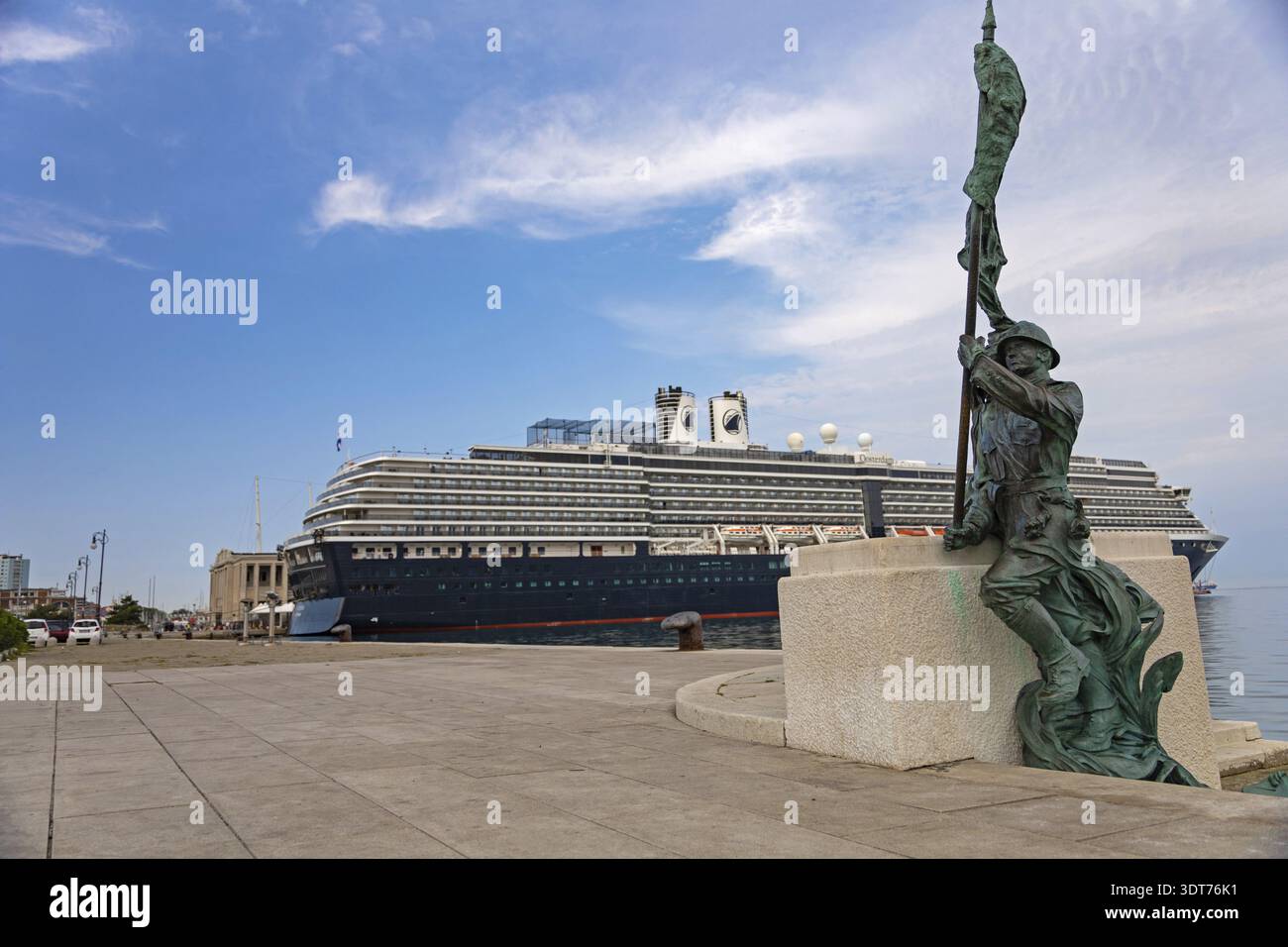 Royal Flush am Hafen von Triest mit Kreuzer im Hintergrund Stockfoto