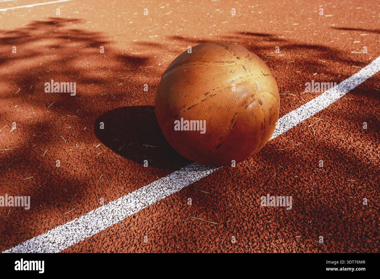 Basketballball auf dem Sportplatz. Gesunder Lebensstil und Sportkonzepte Stockfoto