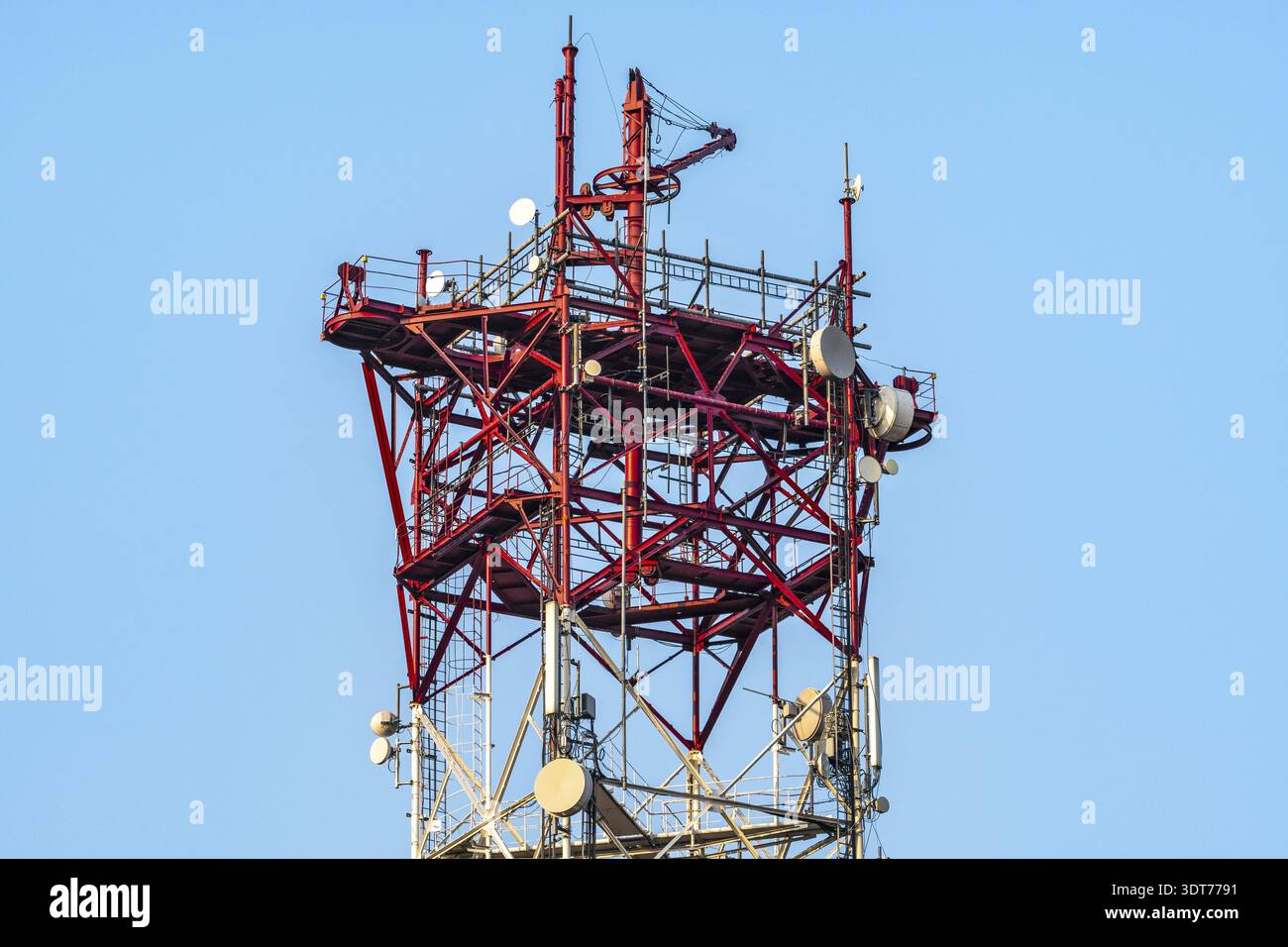 3G-, 4G- und 5G-Mobilfunkantennen. Basis-Transceiver-Station. Telekommunikationsturm. Antennensender Für Drahtlose Kommunikation Stockfoto