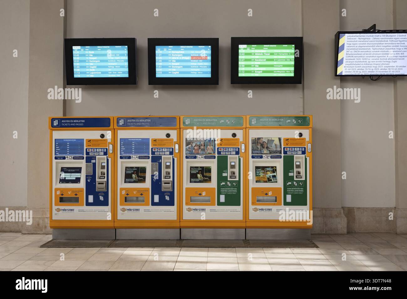 Budapest, Ungarn. 1. Oktober 2023 Automatische Fahrkartenautomaten und Bildschirme für Zeittabellen am Bahnhof Nyugati Palyaudvar in Budapest, Ungarn Stockfoto