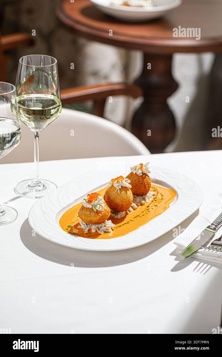 Gebratene Krabbenkroketten mit Kaviar und Sauce Stockfoto