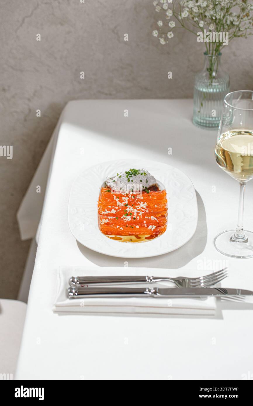 Lachsscheiben mit cremiger Sauce und Kräutern Stockfoto
