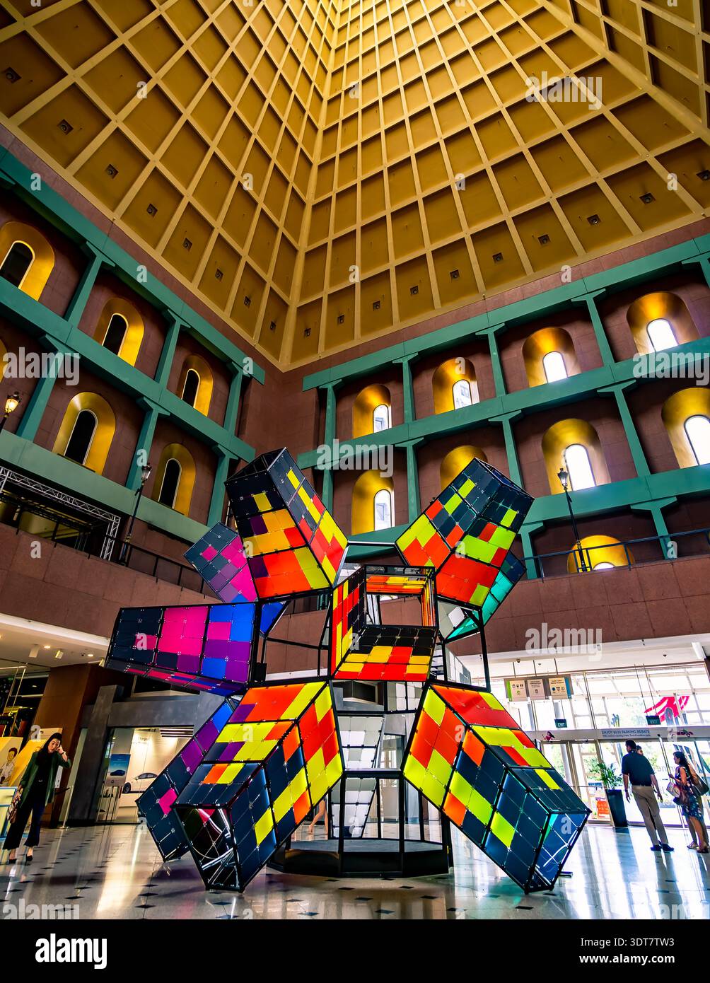 Die Lichtinstallation „Prism“ des malaysischen Künstlers Jun Ong im Atrium des Millenia Walk in Singapur, während des i Light Singapore 2023 Stockfoto