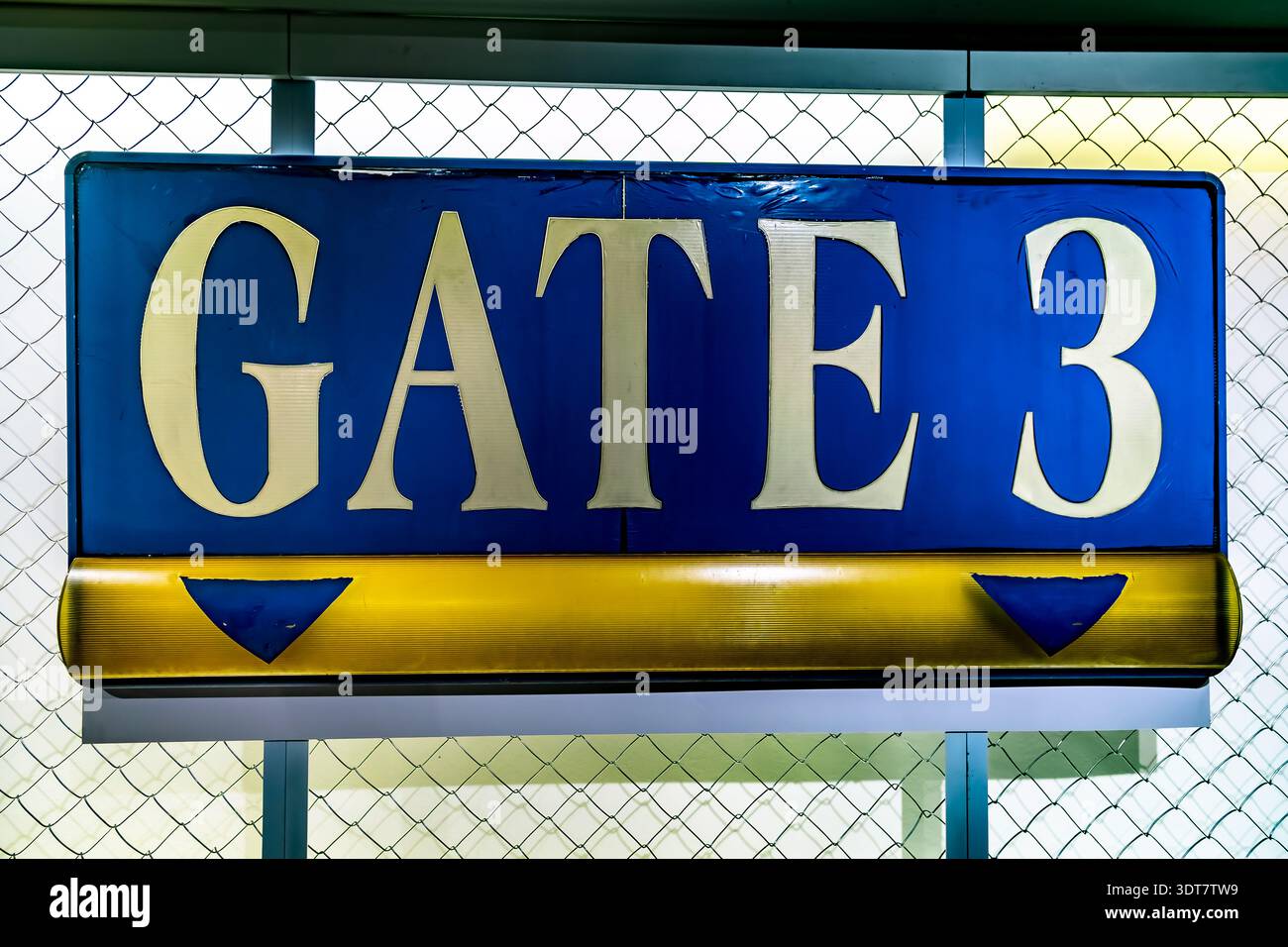 Das berühmte „Gate 3“-Schild aus dem ehemaligen Nationalstadion in Singapur, ein nostalgisches Symbol für Sportgeschichte und Erinnerungen. Stockfoto