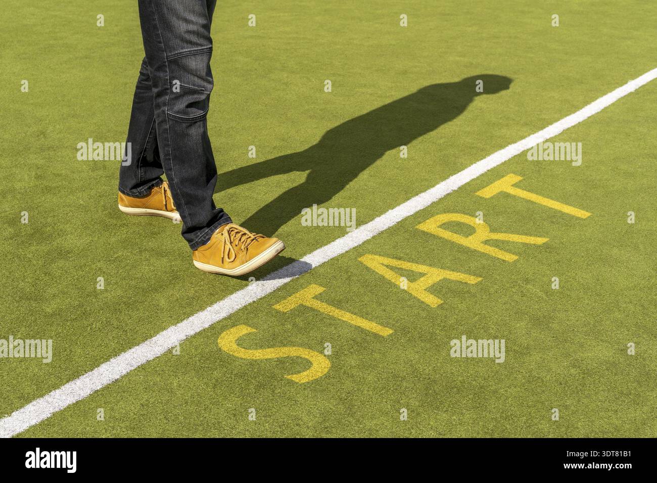Konzept Starten. Man geht in die Startlinie, um die neue Herausforderung zu erreichen. Geschäftsstrategie, Metapher Konzeptionell Stockfoto