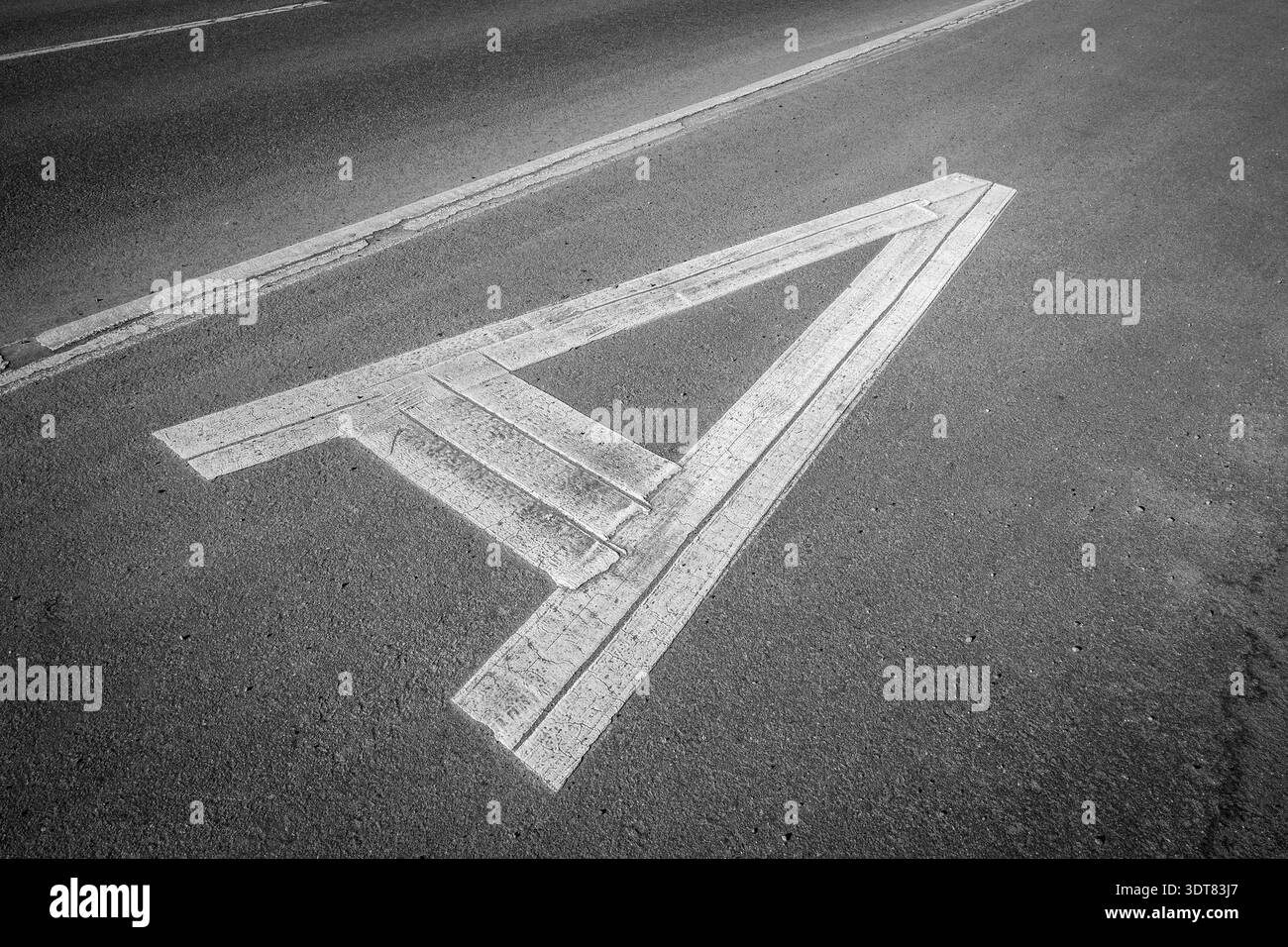 Buchstabe A auf Asphaltstraße. Schwarzweißfoto Stockfoto