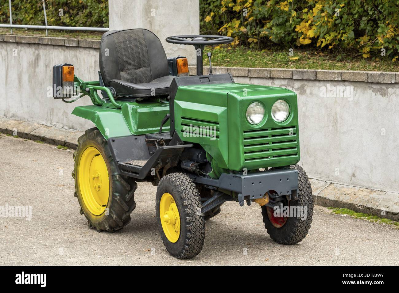 Grün mini Traktor auf der Straße Stockfoto