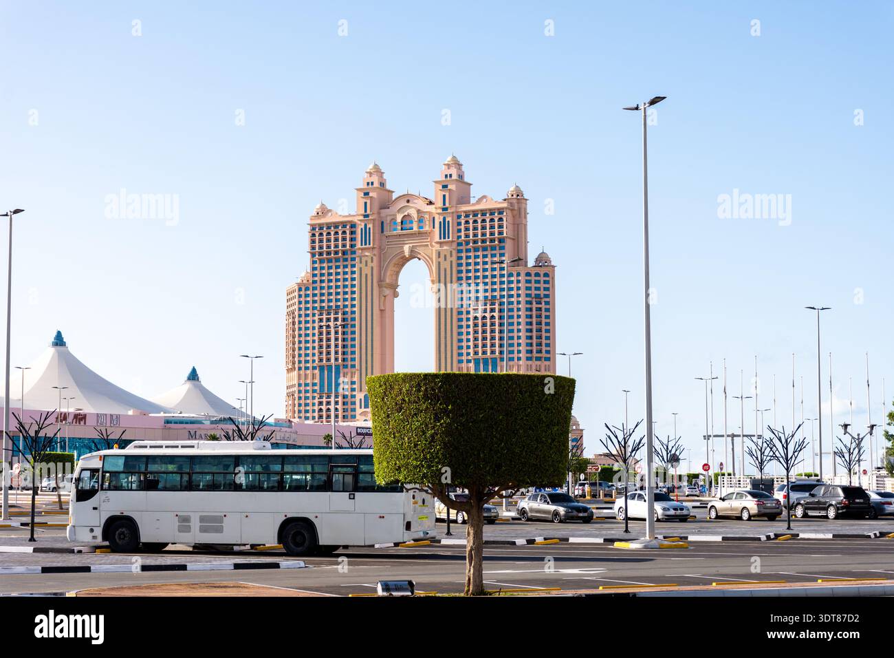 Ikonisches luxuriöses Rixos Marina Abu Dhabi Resort-Gebäude mit einem massiven zentralen Bogengang und Architektur im arabischen Stil, VAE. Stockfoto