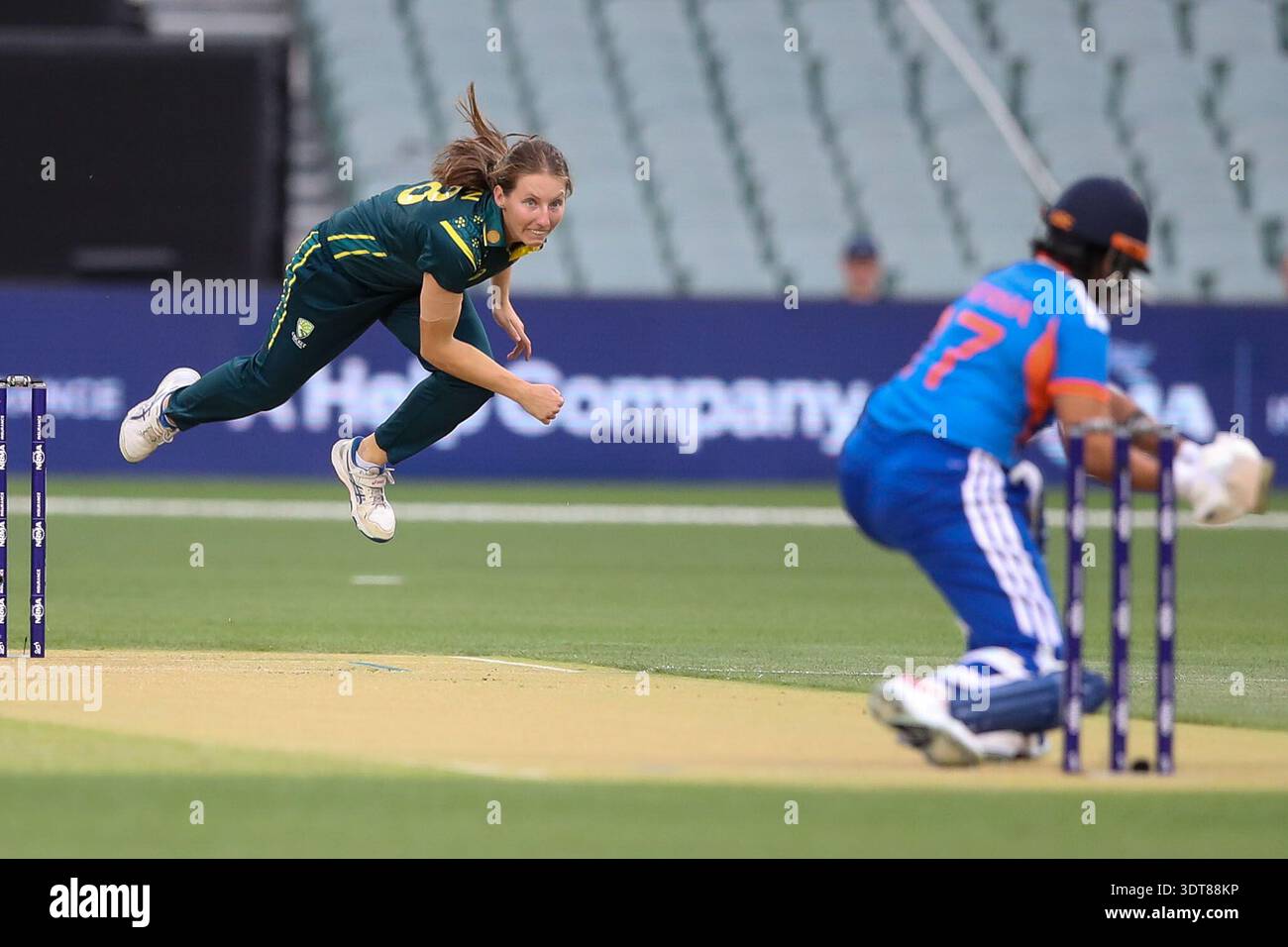 Adelaide, Australien. Februar 2026. Darcie Brown von Australien während des dritten Women's T20I zwischen Australien und Indien im Adelaide Oval in Adelaide am Samstag, den 21. Februar 2026. (AAP Image/Matt Turner) KEINE ARCHIVIERUNG, NUR REDAKTIONELLE VERWENDUNG, BILDER NUR FÜR NACHRICHTENBERICHTERSTATTUNG, KEINE KOMMERZIELLE NUTZUNG, KEINE VERWENDUNG IN BÜCHERN OHNE VORHERIGE SCHRIFTLICHE GENEHMIGUNG VON AAP Credit: Australian Associated Press/Alamy Live News Stockfoto