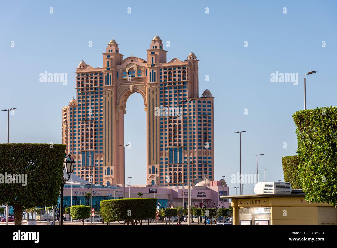Ikonisches luxuriöses Rixos Marina Abu Dhabi Resort-Gebäude mit einem massiven zentralen Bogengang und Architektur im arabischen Stil, VAE. Stockfoto