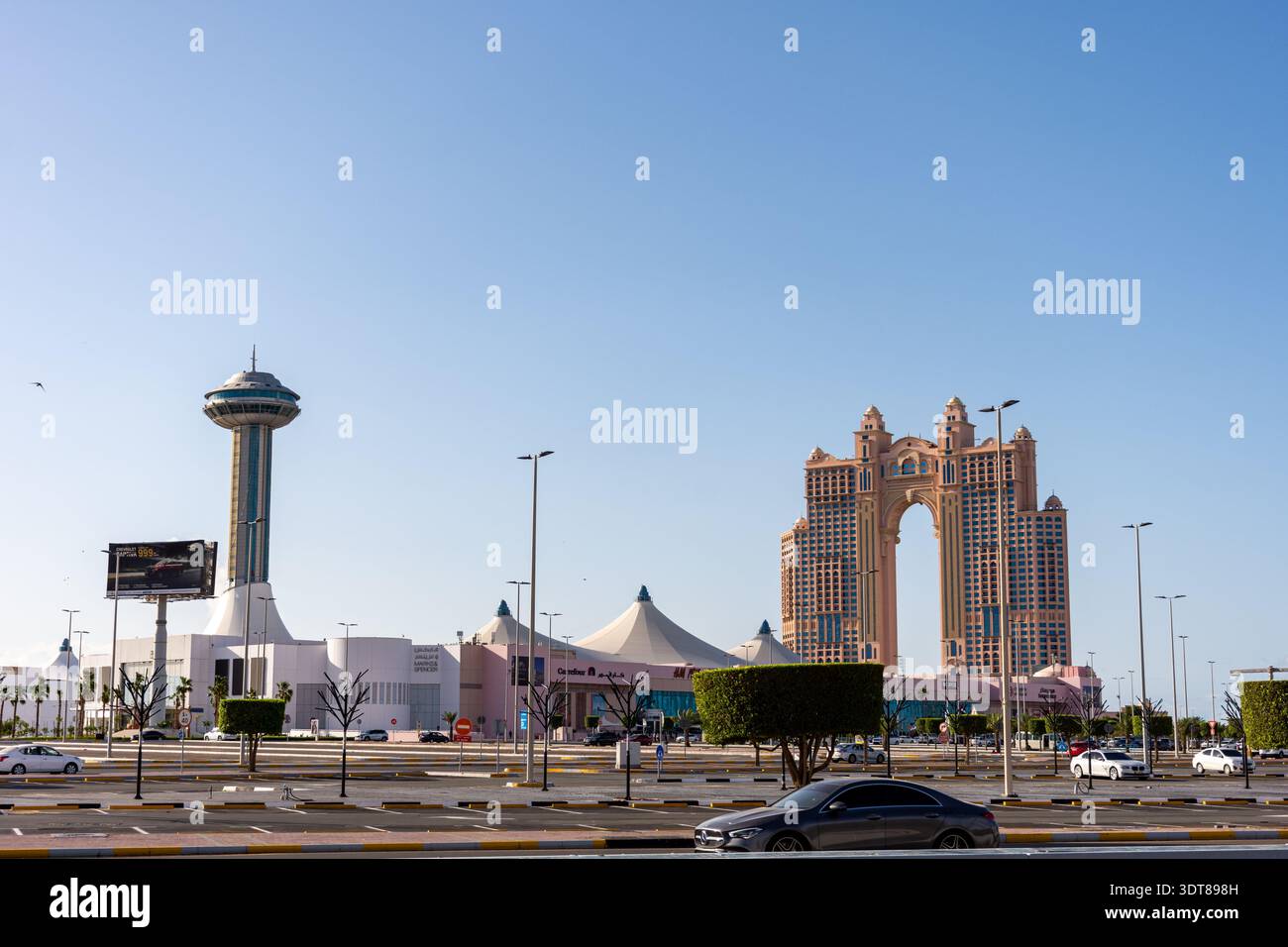 Ikonisches luxuriöses Rixos Marina Abu Dhabi Resort-Gebäude mit einem massiven zentralen Bogengang und Architektur im arabischen Stil, VAE. Stockfoto