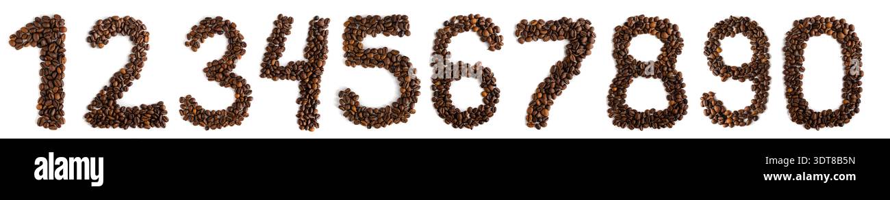 Vollständiger Satz numerischer Zeichen von 0 bis 9 aus Kaffeebohnen isoliert auf weißem Hintergrund für Preise und Daten. Stockfoto