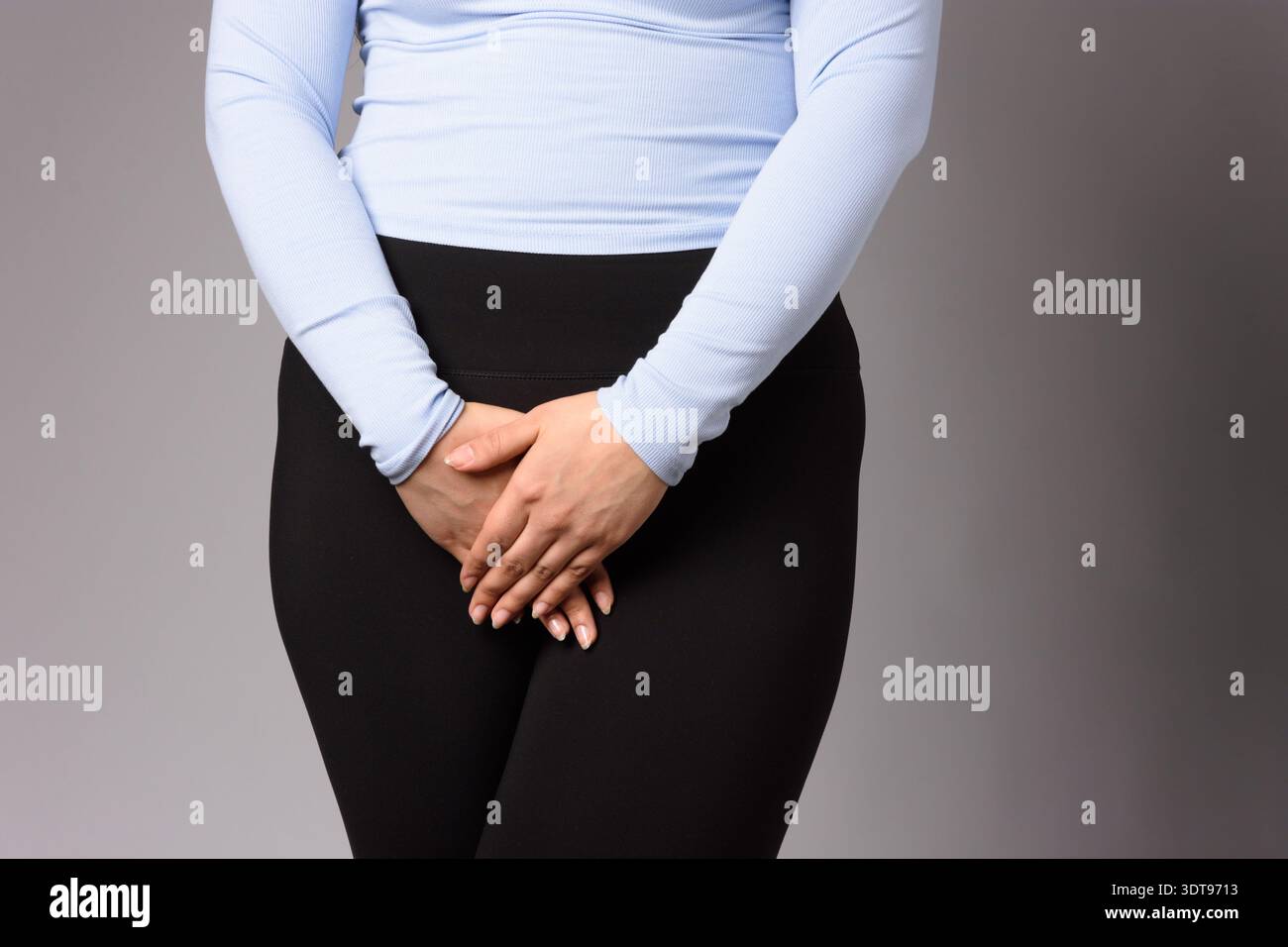 Bild einer jungen Frau mit Menstruation Magenschmerzen Schmerzen Problem, den Magen zu fassen. Abdominale Baucherkrankung bei der Frau. Stockfoto
