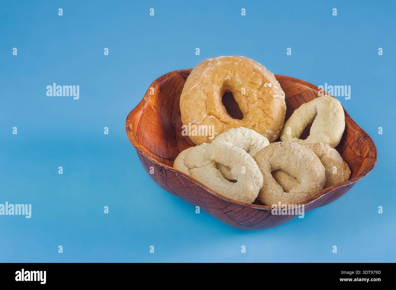 Große Zuckerkrapfen und kleine mit Zucker und Anis. Stockfoto