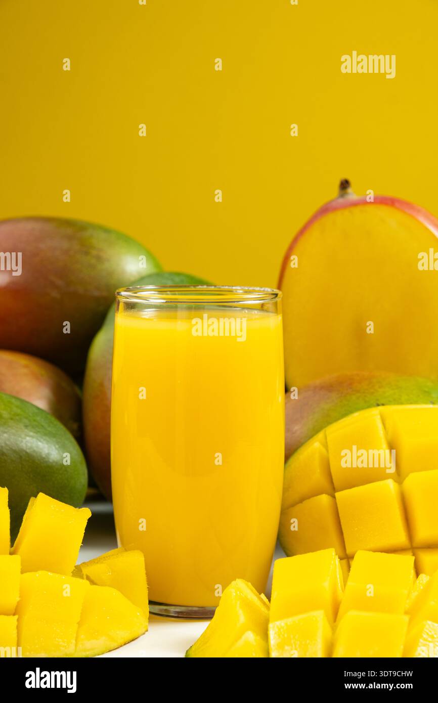 Frisch gepresster Mangonektar reich an Vitaminen Stockfoto