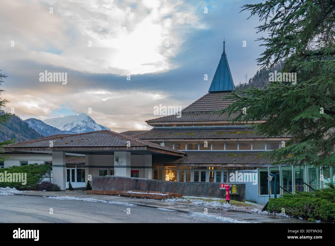 rta Terme, Italien (20. februar 2026) - das Eingangsgebäude zum Bad und Spa wurde vom Architekten Gino Valle entworfen und 1964 fertiggestellt Stockfoto