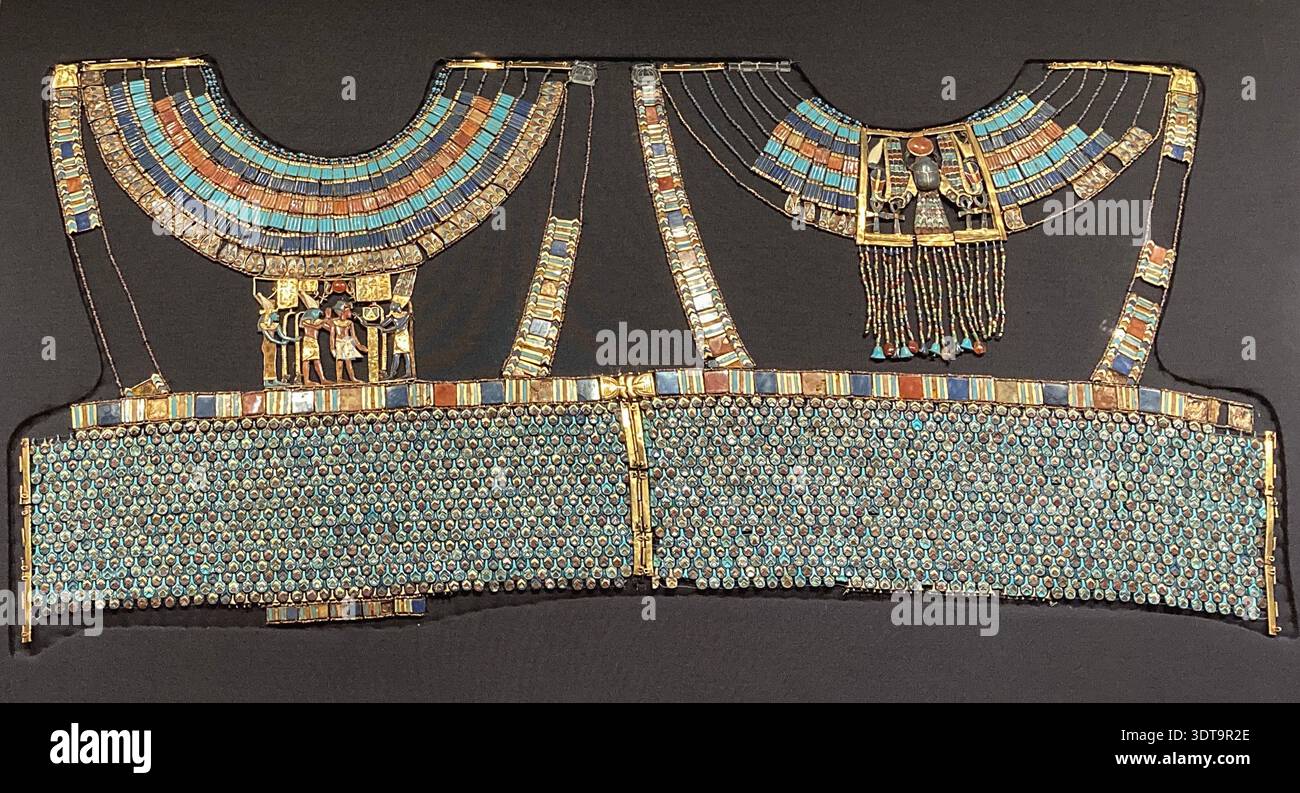 Eine kombinierte Halskette, Brustkorsett und Brustkorsett, die Tutanchamun bei einigen staatlichen Anlässen trug und heute im Großen Ägyptischen Museum in Gizeh, Kairo, Ägypten ausgestellt wurde. - Smartphone-aufgenommenes Stockfoto