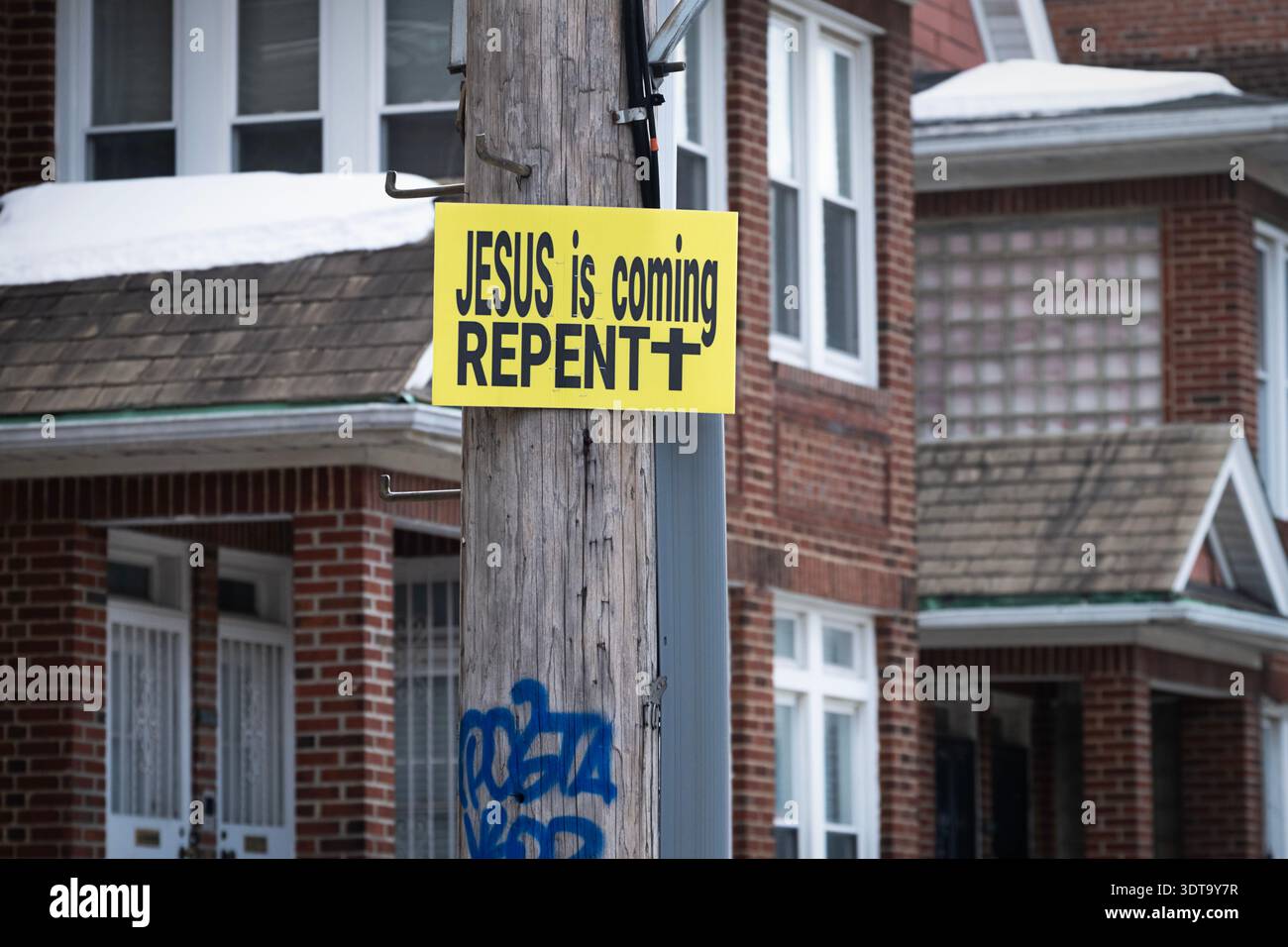 Ein Schild in einer Seitenstraße in Jackson Heights, das Leute aufruft, Buße zu tun, weil er kommt. Stockfoto