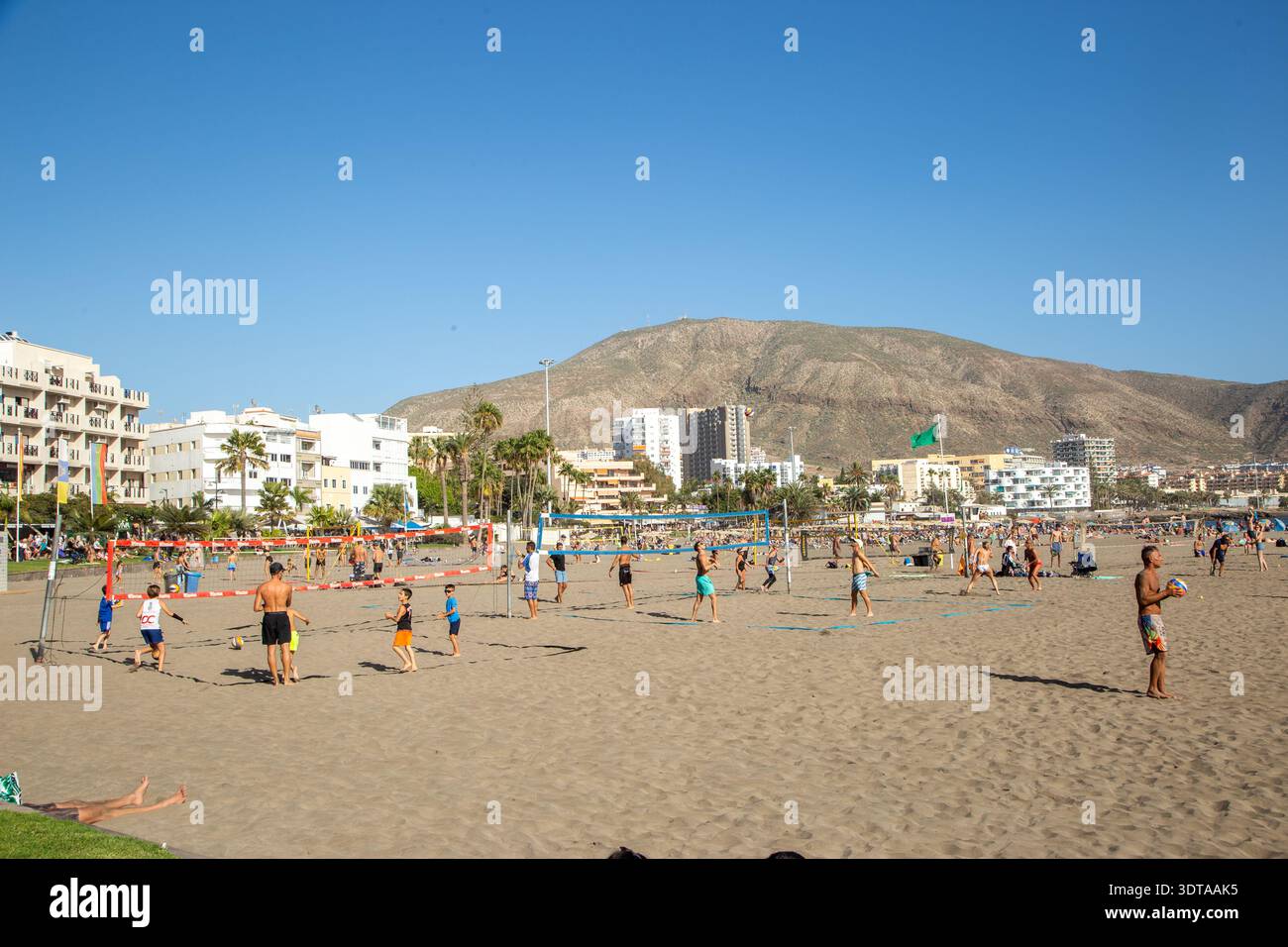 Beachvolleyball spielen im Kanarischen Inselresort Playa Los Cristianos Teneriffa Spanien Stockfoto