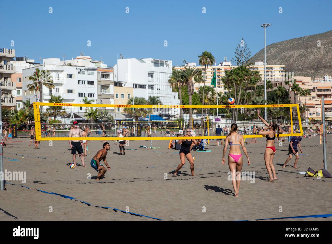 Beachvolleyball spielen im Kanarischen Inselresort Playa Los Cristianos Teneriffa Spanien Stockfoto