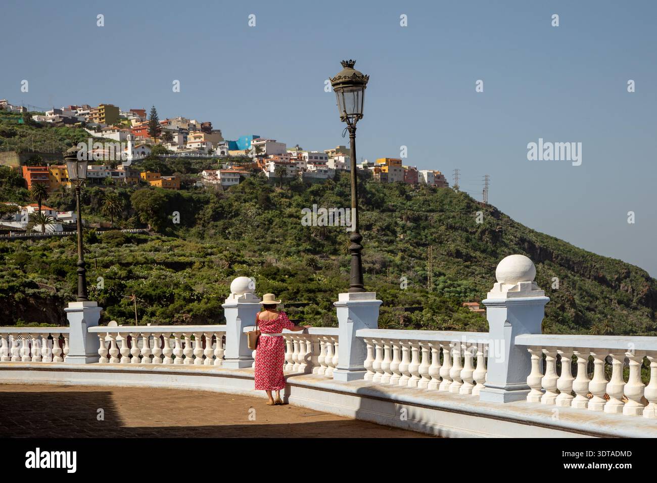 Frau auf dem Platz in der spanischen Stadt Icod de los Vinos im nördlichen Teil von Teneriffa, einer der Kanarischen Inseln. Stockfoto