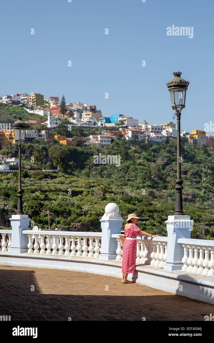Frau auf dem Platz in der spanischen Stadt Icod de los Vinos im nördlichen Teil von Teneriffa, einer der Kanarischen Inseln. Stockfoto