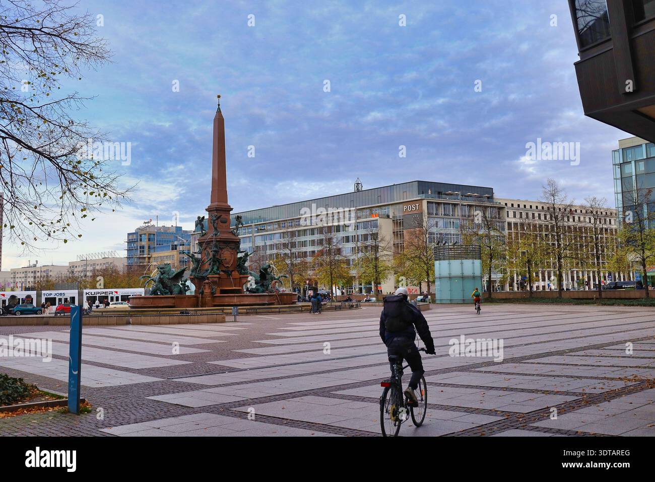 Mendebrunnen auf dem Augustusplatz Leipzig: Historischer Prachtbrunnen mit Obelisk, Alte Hauptpost im Hintergrund, Stadtzentrum, Sachsen, Deutschland Stockfoto