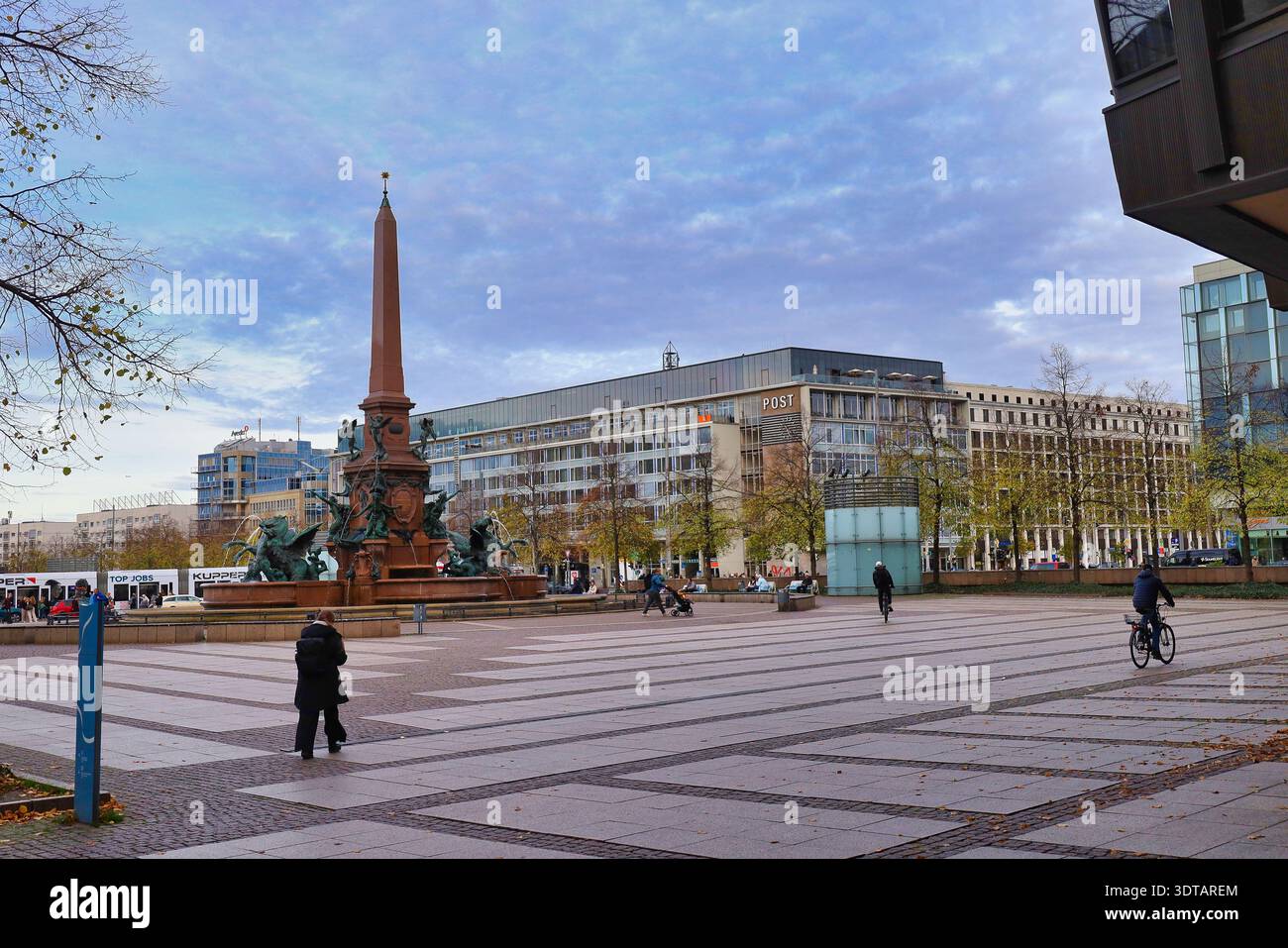 Mendebrunnen auf dem Augustusplatz Leipzig: Historischer Prachtbrunnen mit Obelisk, Alte Hauptpost im Hintergrund, Stadtzentrum, Sachsen, Deutschland Stockfoto