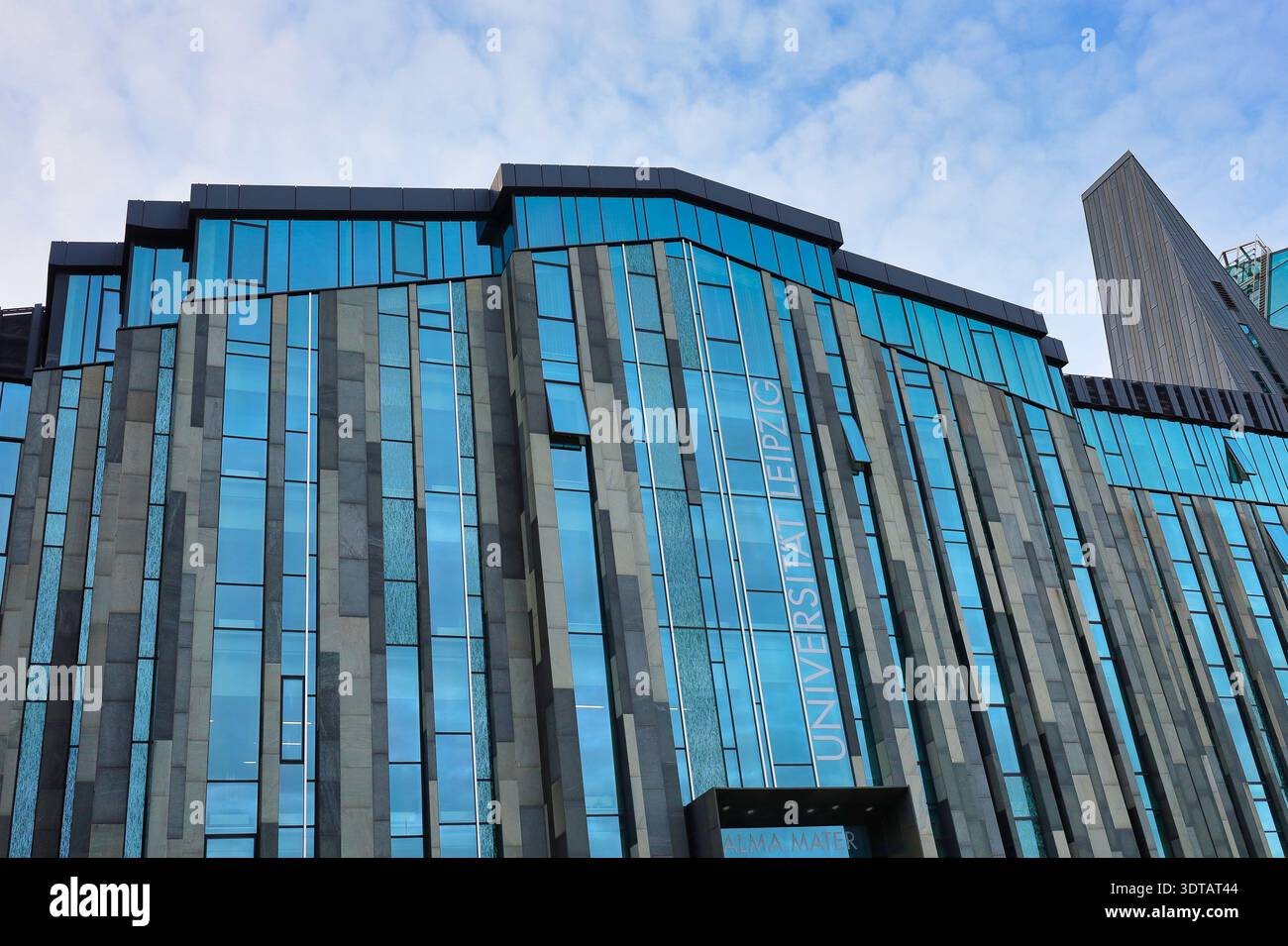 Universität Leipzig am Augustusplatz: Die moderne Glasfassade des Paulinums mit Versammlungssaal und Universitätskirche Stockfoto