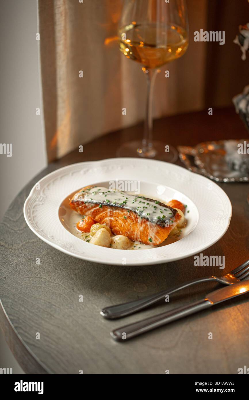 Lachs mit Kartoffeln in Beurre Blanc-Sauce Stockfoto