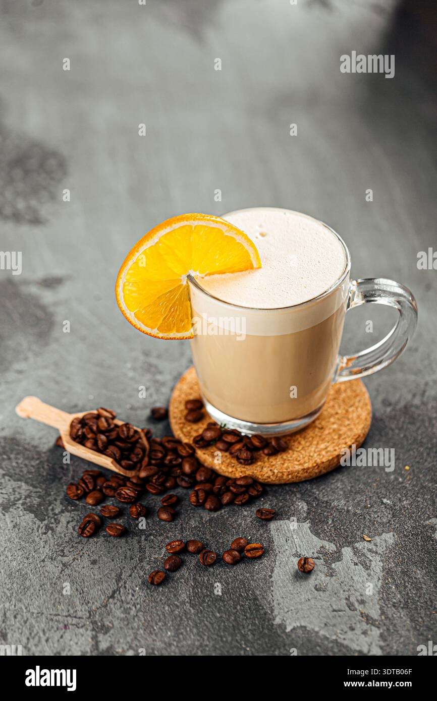 Kaffee mit Orangenscheibe auf Glasbecher Stockfoto