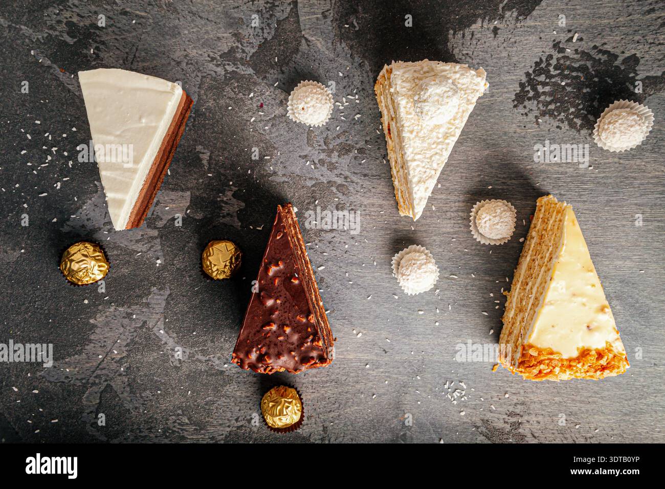 Gemischte Kuchen auf dunklem Steintisch Stockfoto